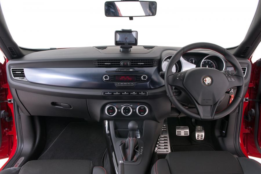 Торпедо Alfa Romeo Giulietta 2010 года  (UK) (фото 28 из 67)